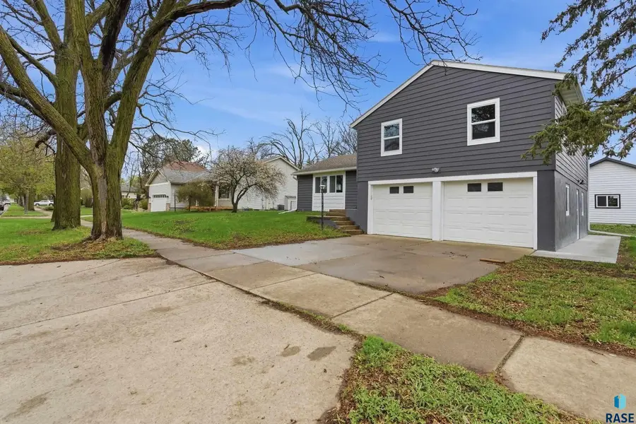 402 E 4th St, Hartford, SD 57033 - #2