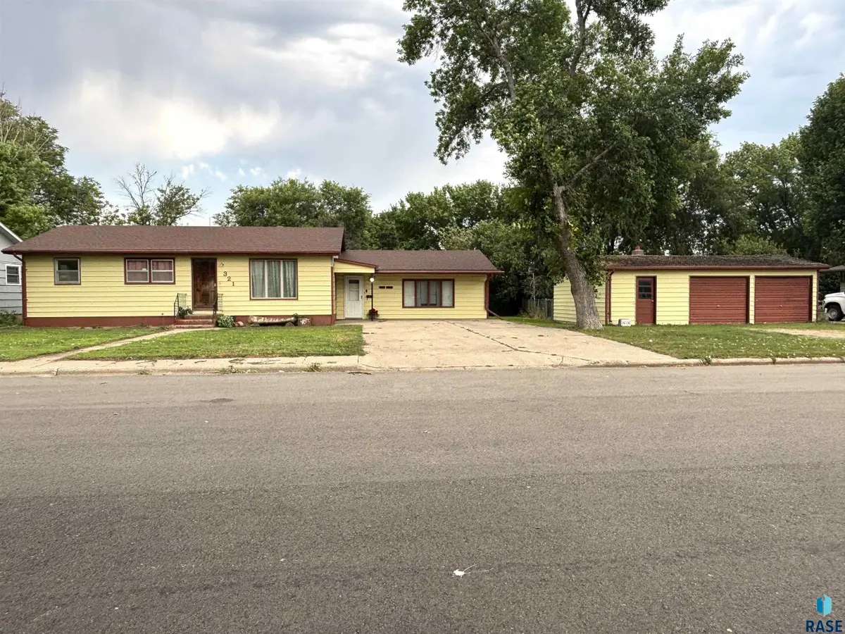 321 E 8th St, Miller, SD 57362 - #1