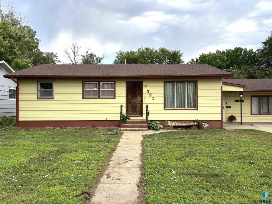 321 E 8th St, Miller, SD 57362 - #2
