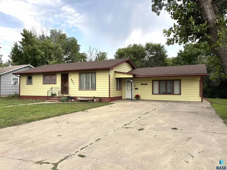 321 E 8th St, Miller, SD 57362 - #3