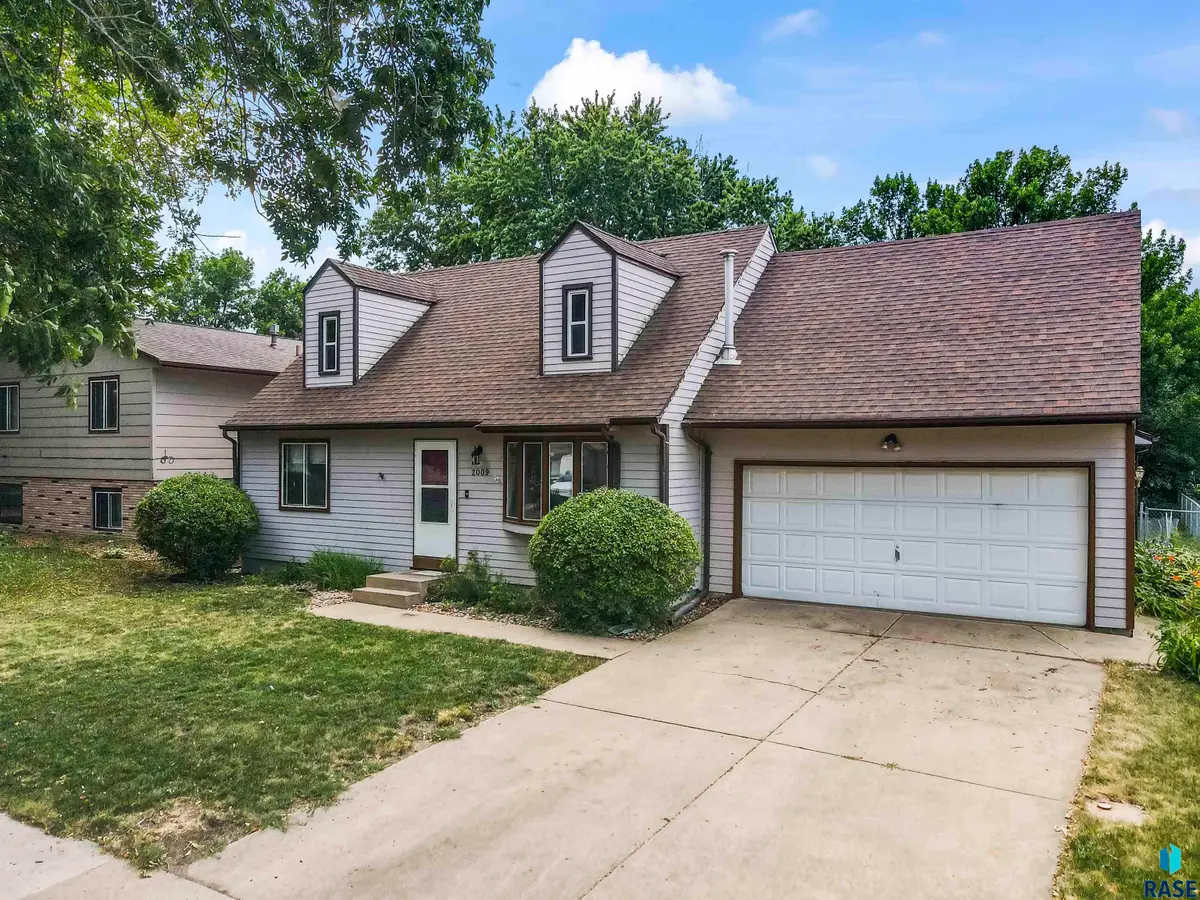 2009 S Cambridge Ave, Sioux Falls, SD 57106 - #1