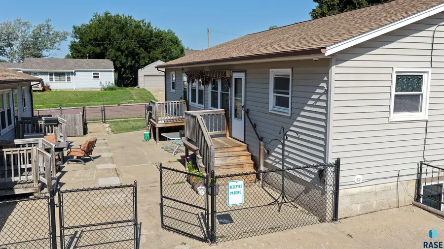 904 S Blaine Ave, Sioux Falls, SD 57103 - #3