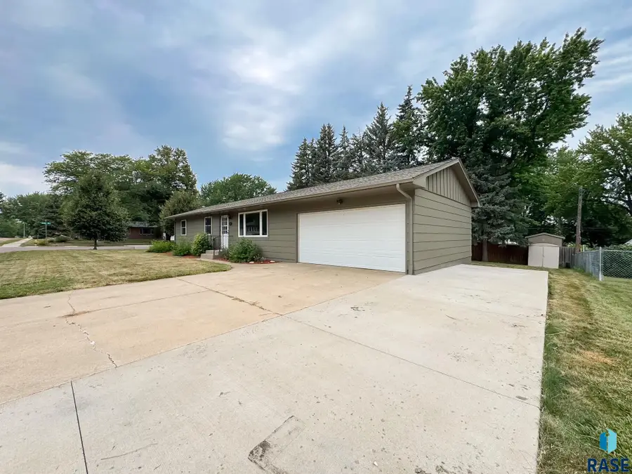 5504 W 32nd St, Sioux Falls, SD 57106 - #2
