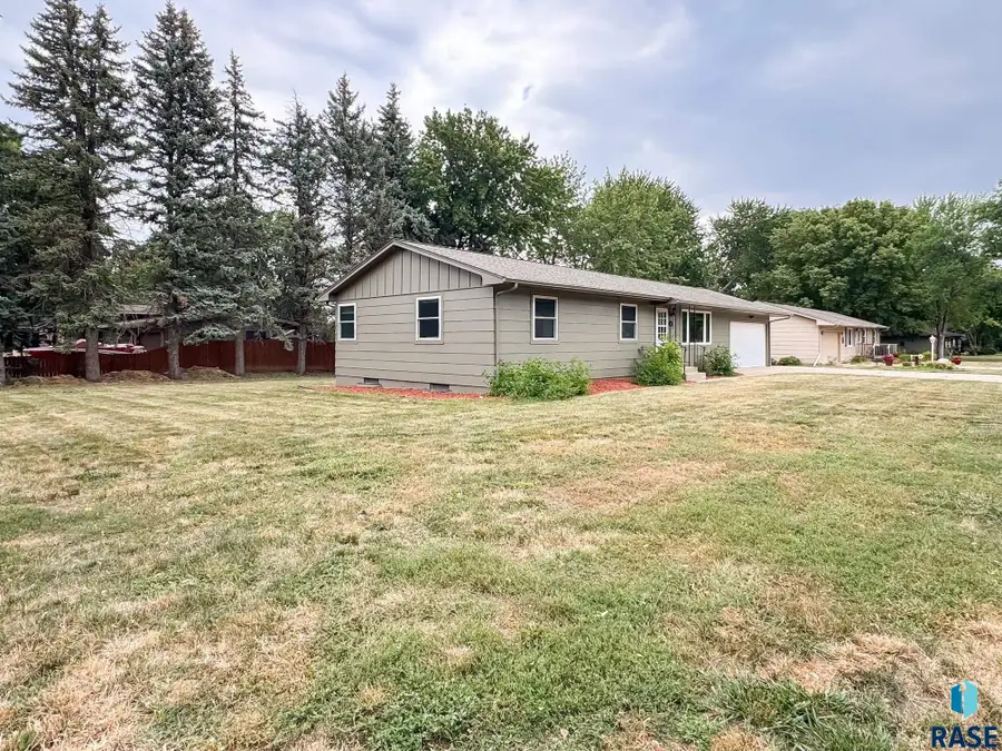 5504 W 32nd St, Sioux Falls, SD 57106 - #3