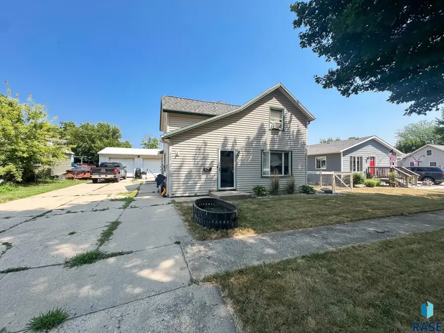 207 E Bishop St, Luverne, MN 56156 - #2