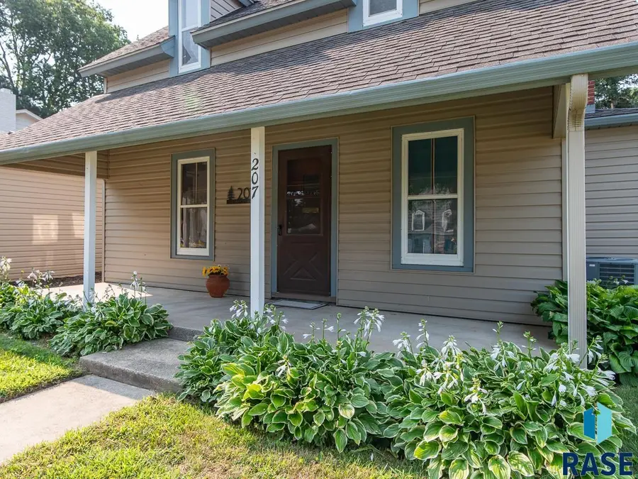 207 E 30th St, Sioux Falls, SD 57105 - #3