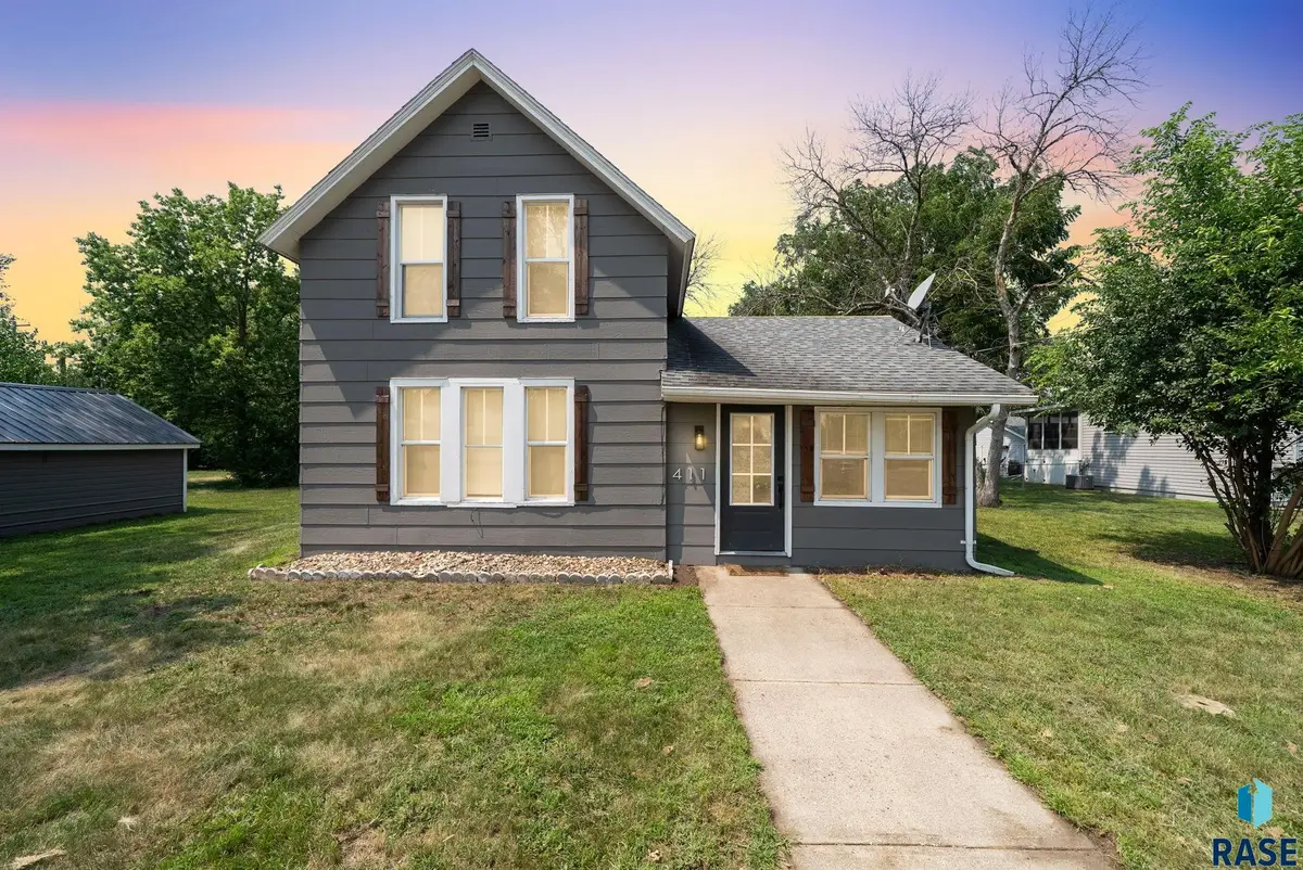 411 S Dakota St, Canton, SD 57013 - #1