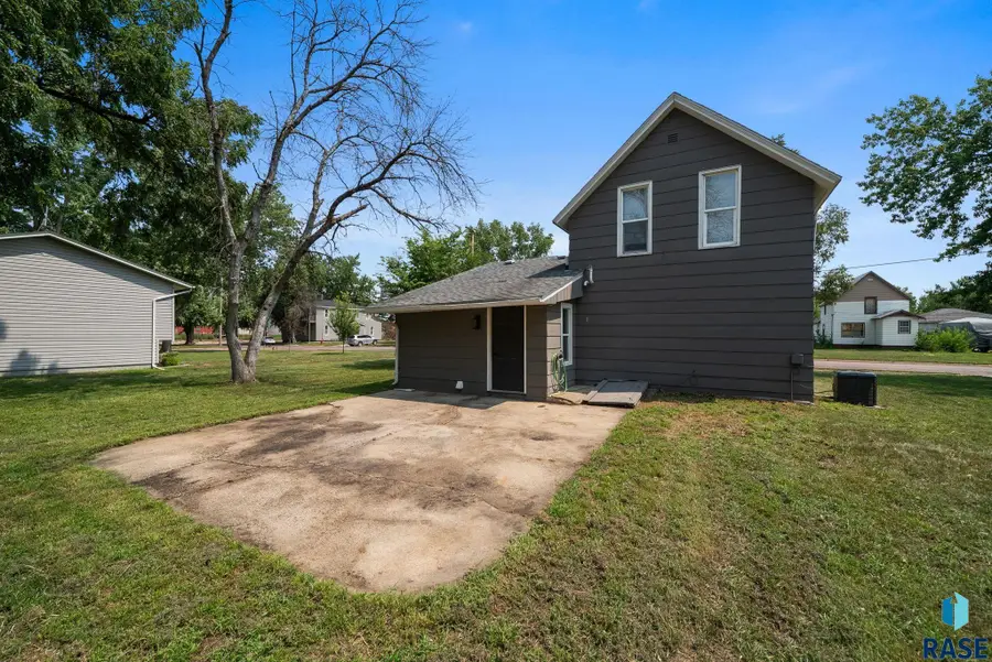 411 S Dakota St, Canton, SD 57013 - #3