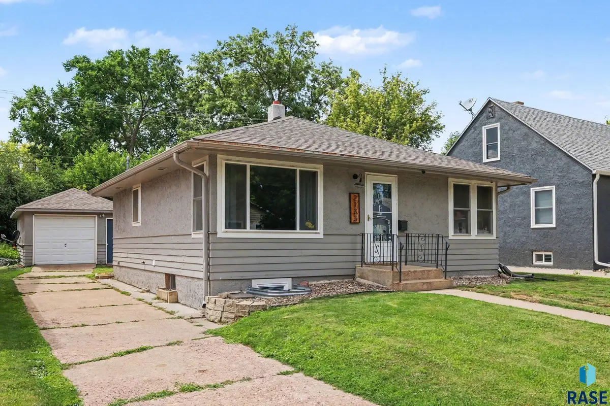 2133 S Norton Ave, Sioux Falls, SD 57105 - #1