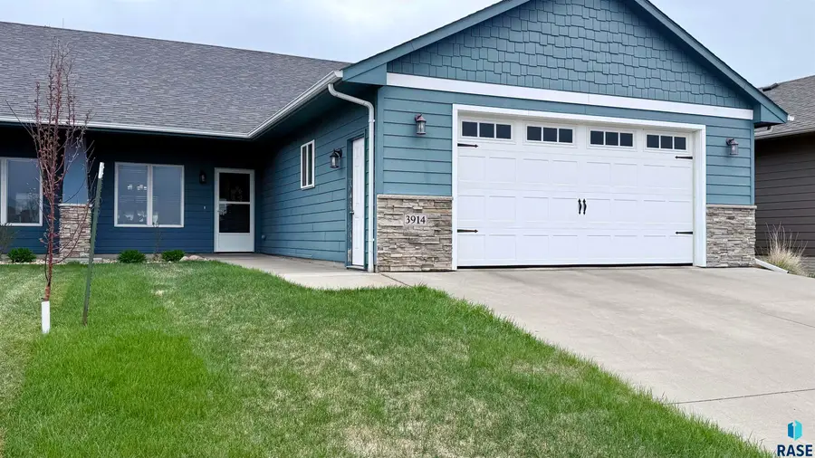 3914 E Brewster St, Sioux Falls, SD 57108 - #2