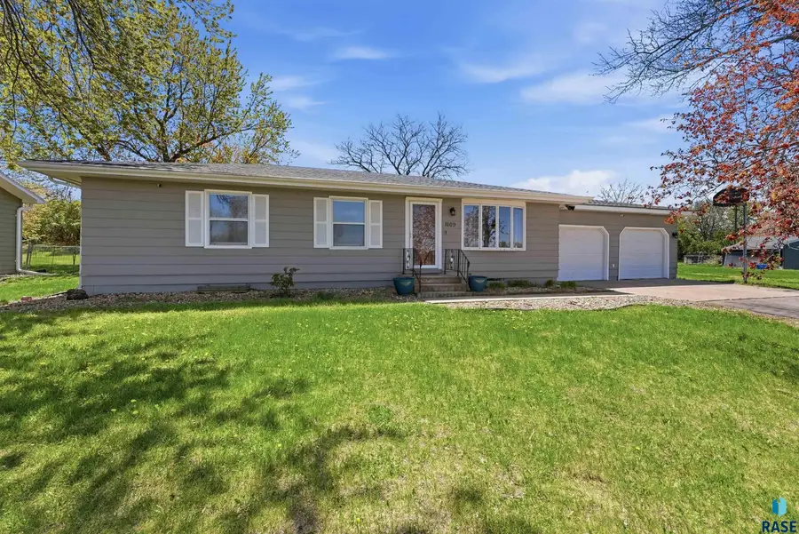 1109 4th St, Garretson, SD 57030 - #2