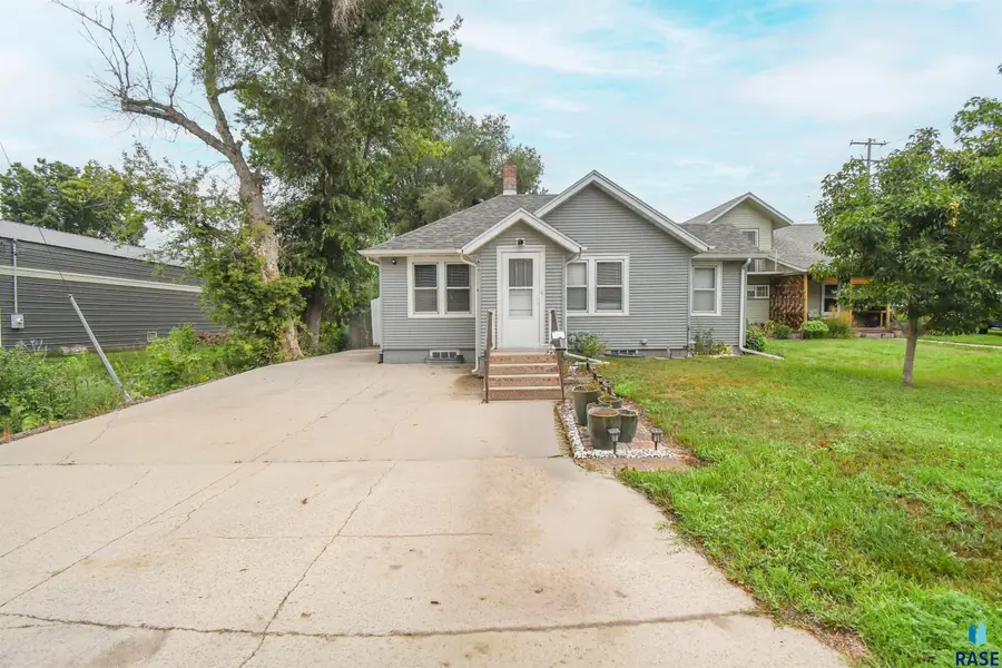 610 E 3rd St, Dell Rapids, SD 57022 - #2