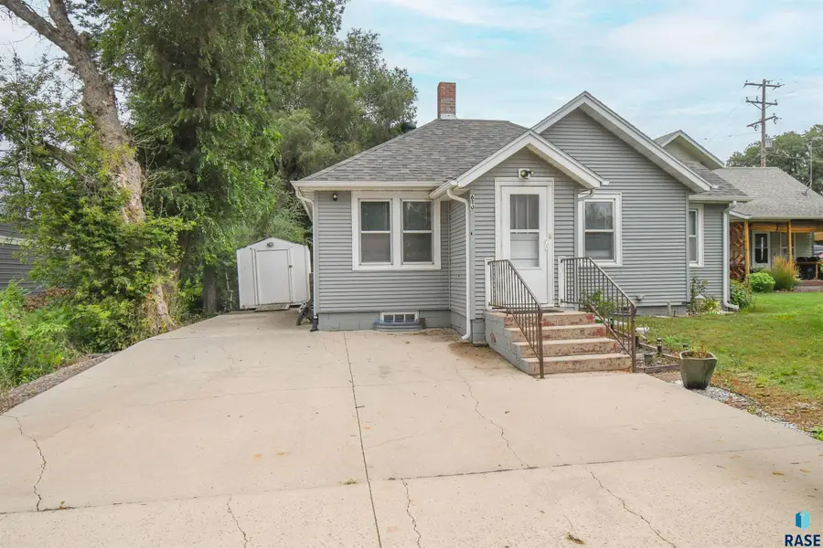 610 E 3rd St, Dell Rapids, SD 57022 - #3