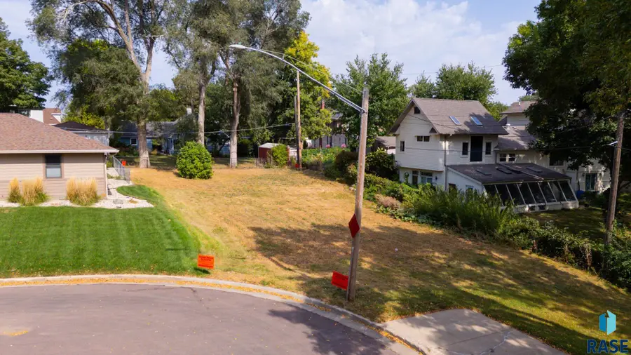 212 E 34th St, Sioux Falls, SD 57105 - #2