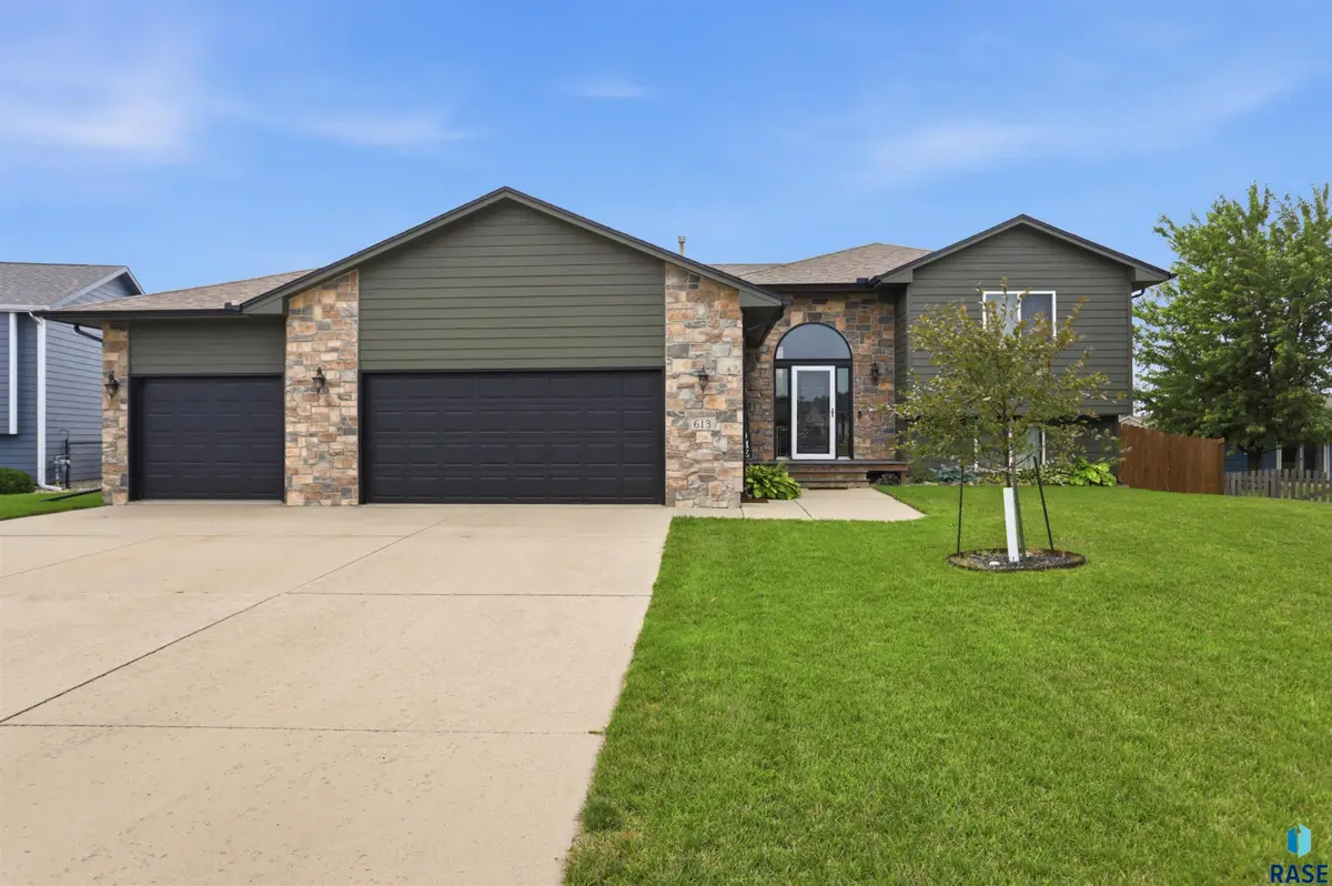 613 S Columbia St, Harrisburg, SD 57032 - #1