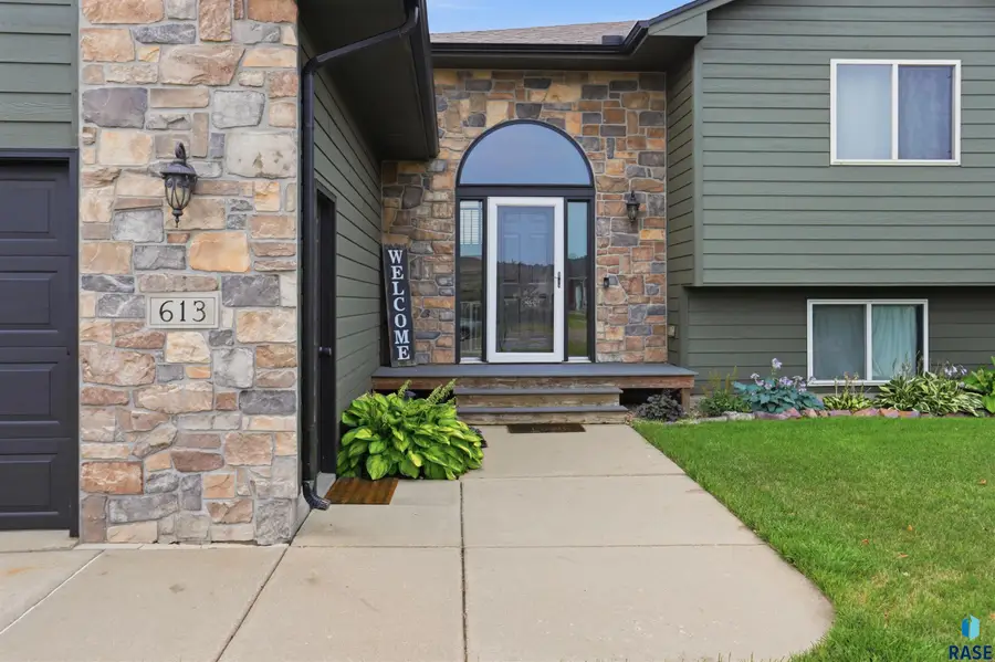613 S Columbia St, Harrisburg, SD 57032 - #3