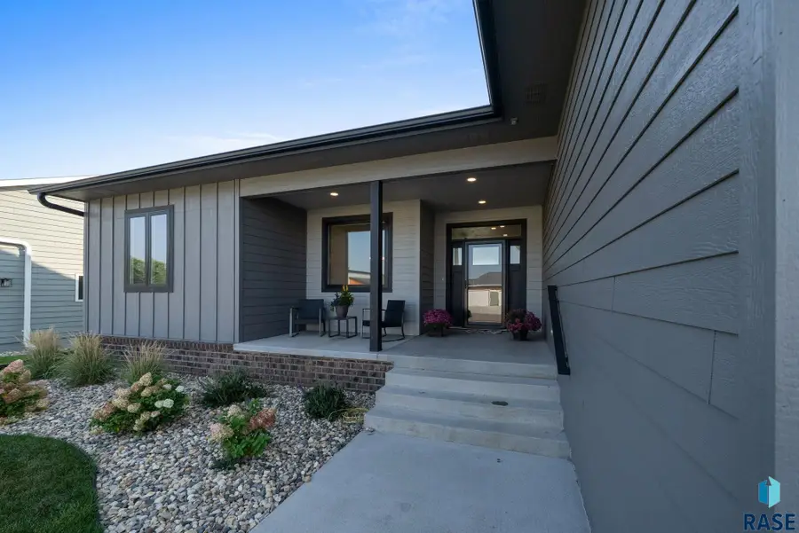 1012 S Nicholas Ave, Brandon, SD 57005 - #2