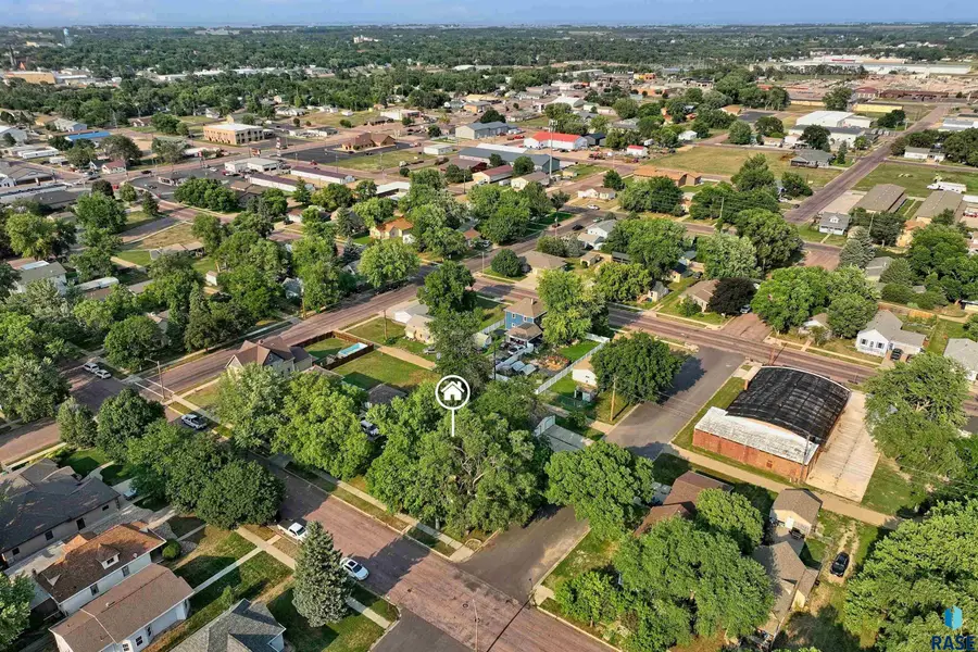 1120 S Duff St, Mitchell, SD 57301 - #2