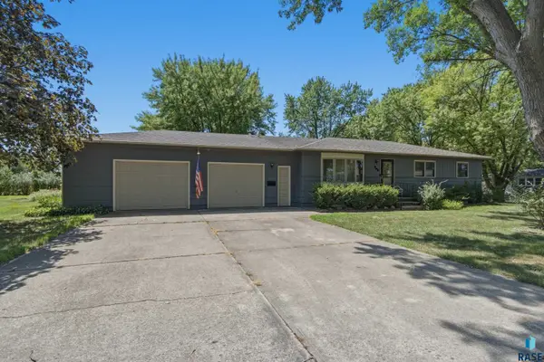 205 Crestwood Dr, Hartford, SD 57033