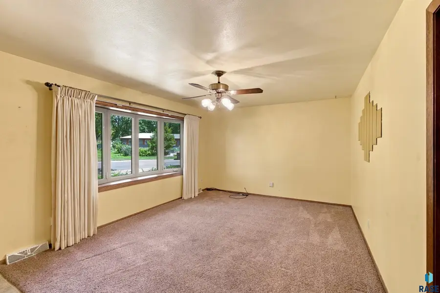 205 Crestwood Dr, Hartford, SD 57033 - #3