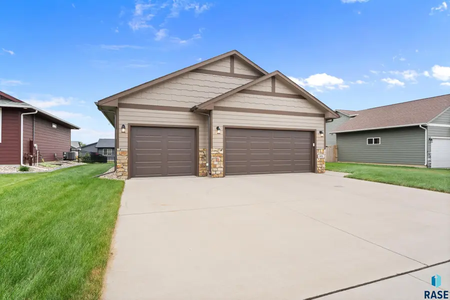 804 N Juniper St, Lennox, SD 57039 - #2
