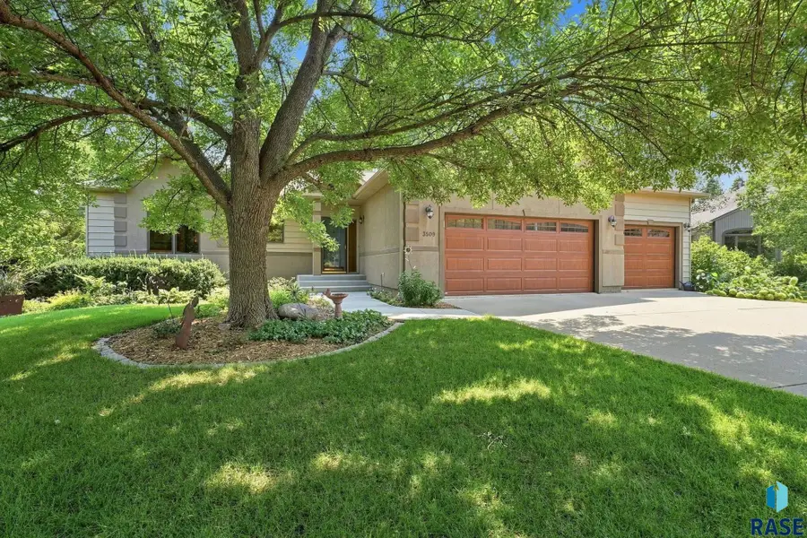 3509 E Braeburn Cir, Sioux Falls, SD 57103 - #2