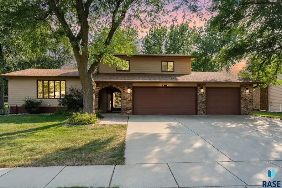 2433 E Stanton Dr, Sioux Falls, SD 57103 - #2