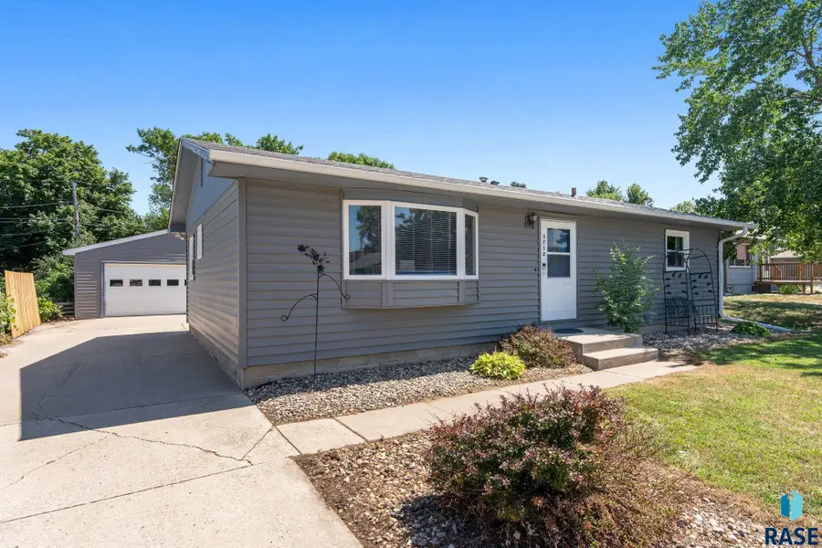 3712 S Hawthorne Ave, Sioux Falls, SD 57105 - #2