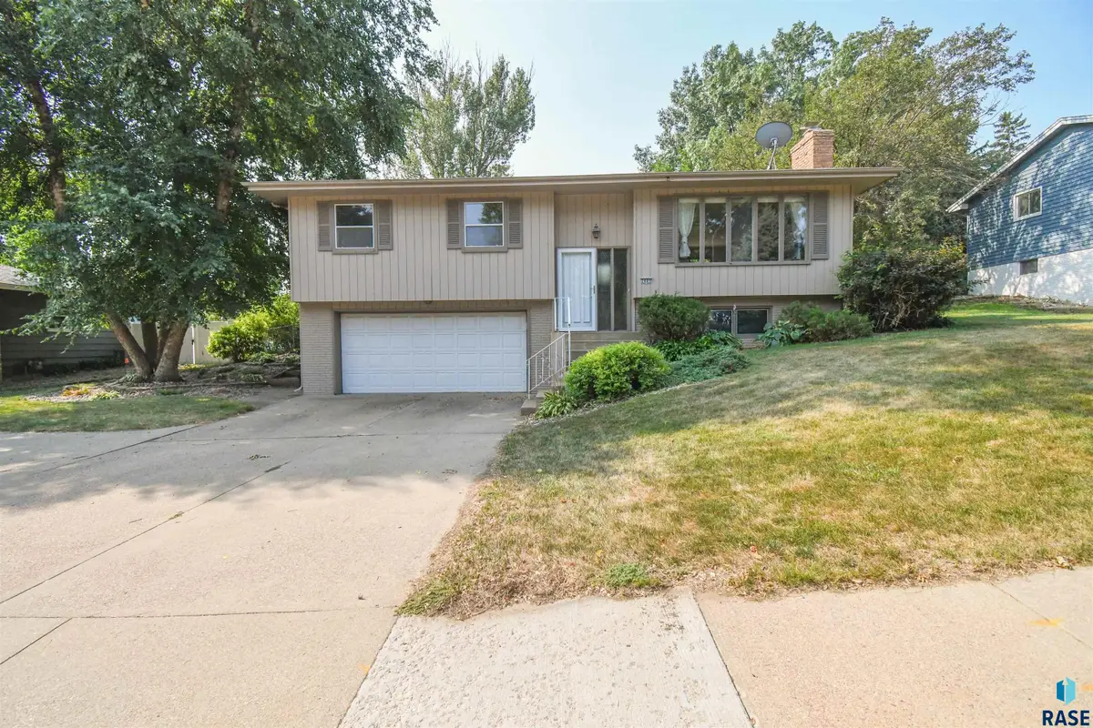 2605 W 33 St, Sioux Falls, SD 57105 - #1