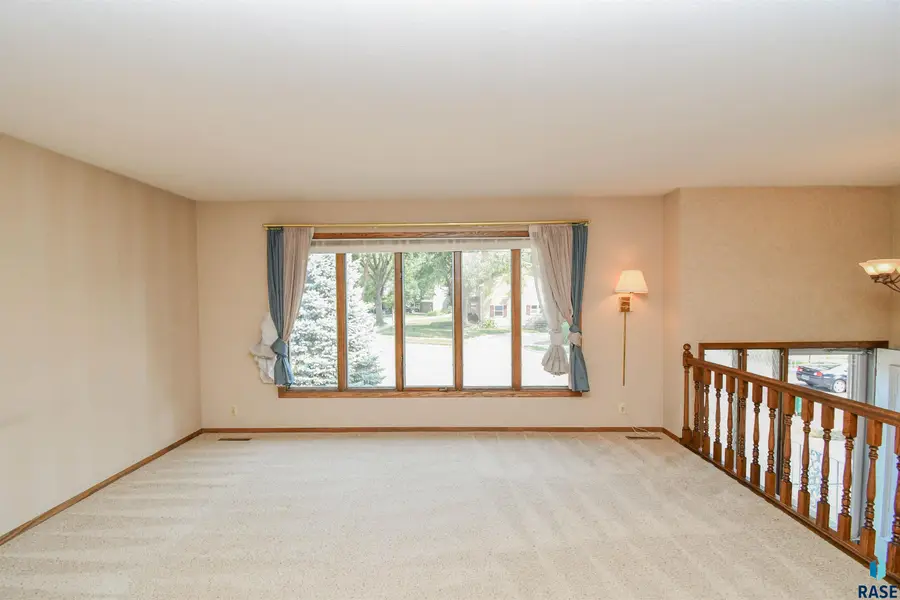 2605 W 33 St, Sioux Falls, SD 57105 - #3