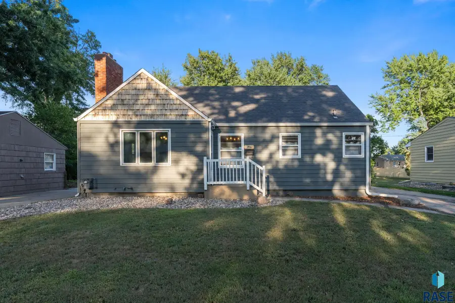 2916 S Walts Ave, Sioux Falls, SD 57105 - #2