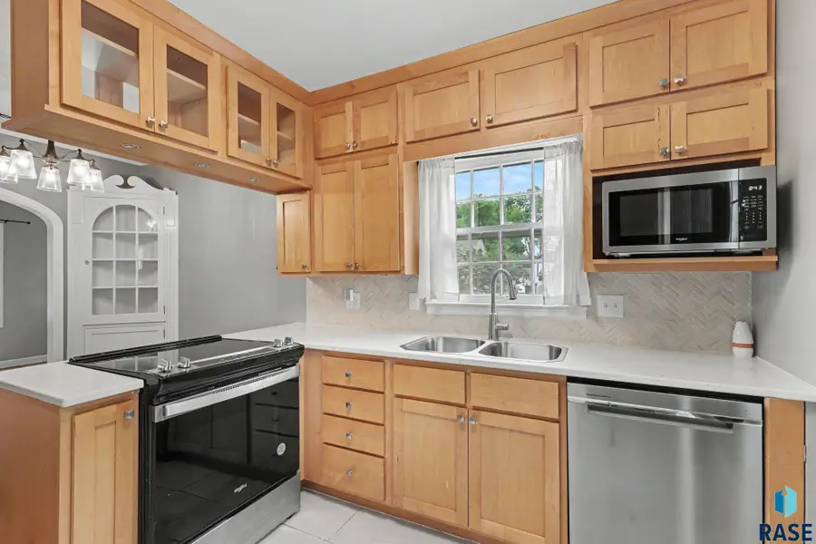2116 W 21st St, Sioux Falls, SD 57105 - #3
