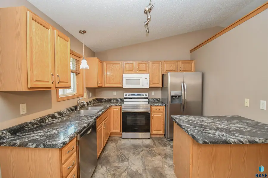 6115 S Aaron Ave, Sioux Falls, SD 57106 - #2