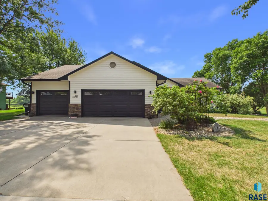 601 Par Tee Dr, Hartford, SD 57033 - #2