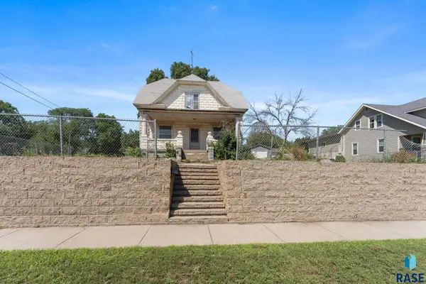 804 E 5th St, Canton, SD 57013