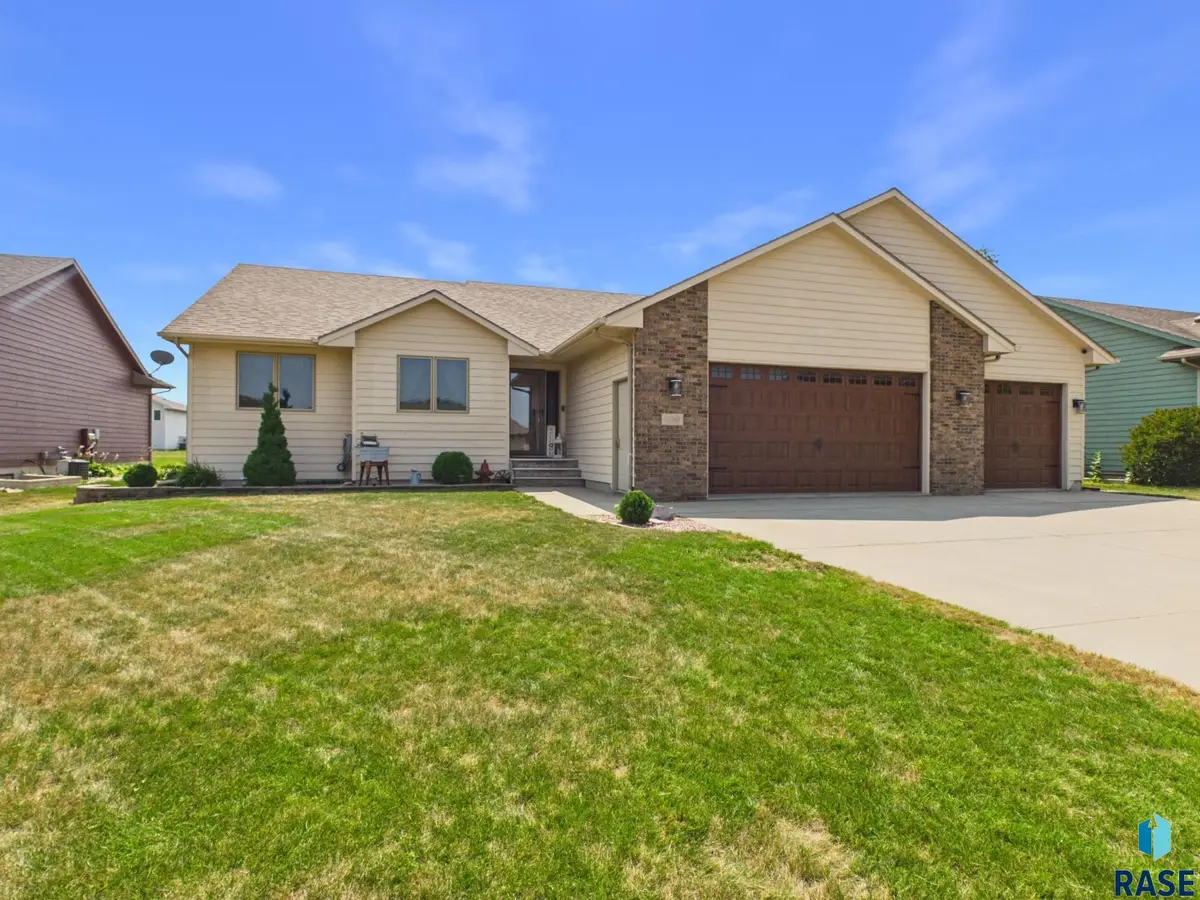 809 E Leslie Dr, Garretson, SD 57030 - #1