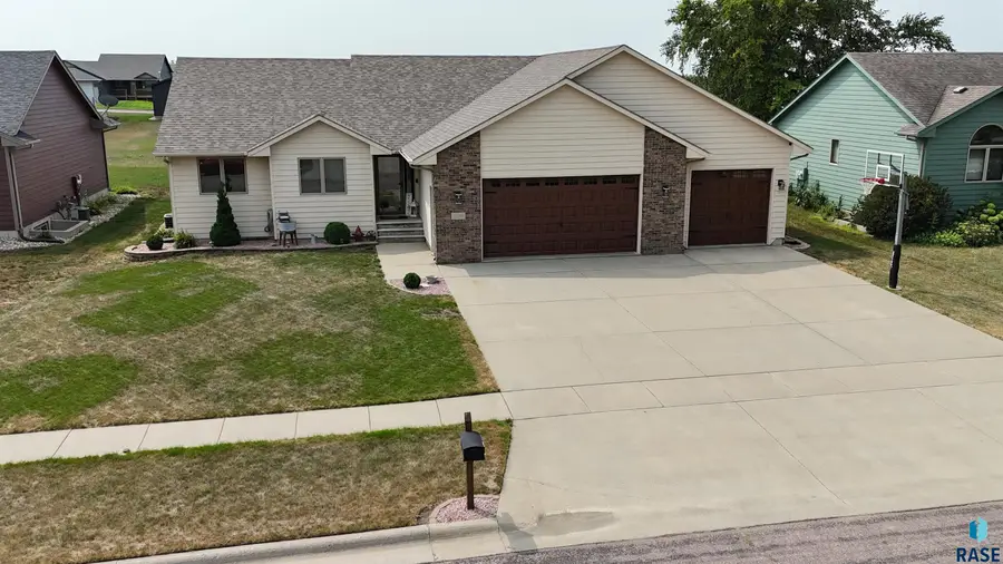 809 E Leslie Dr, Garretson, SD 57030 - #2