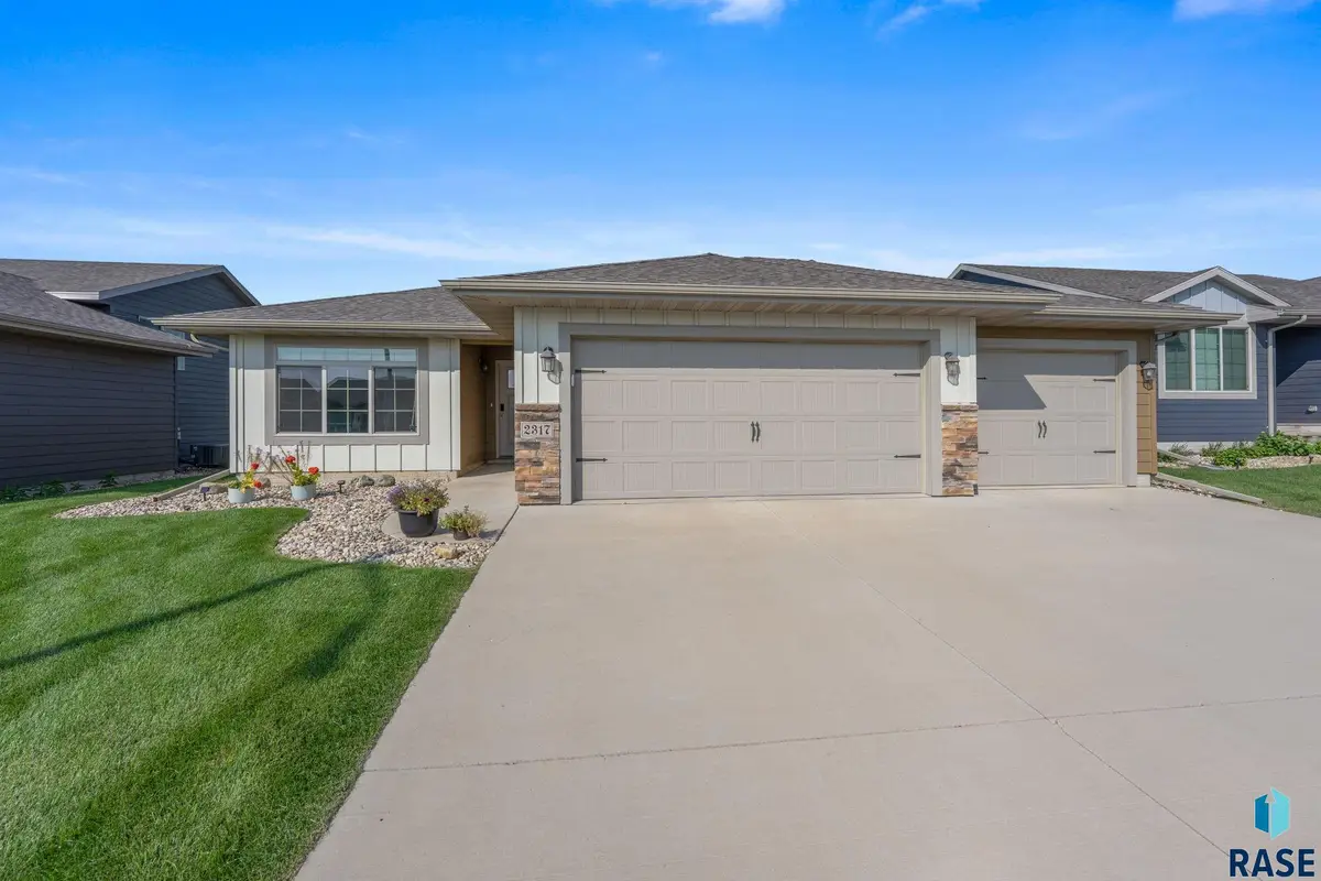 2317 S Creekview Ave, Sioux Falls, SD 57106 - #1