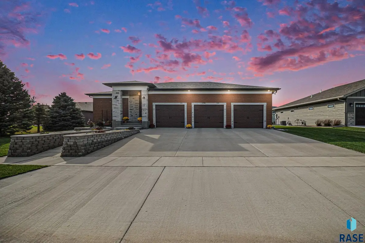 815 Heatherwood Ave, Madison, SD 57042 - #1