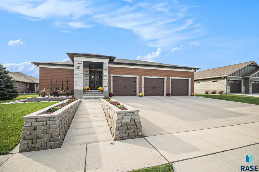 815 Heatherwood Ave, Madison, SD 57042 - #2