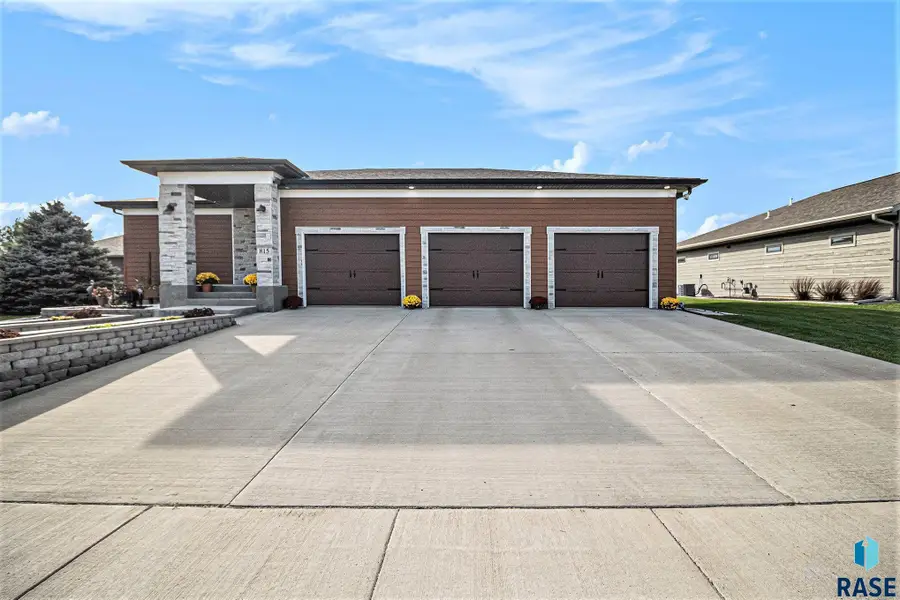 815 Heatherwood Ave, Madison, SD 57042 - #3