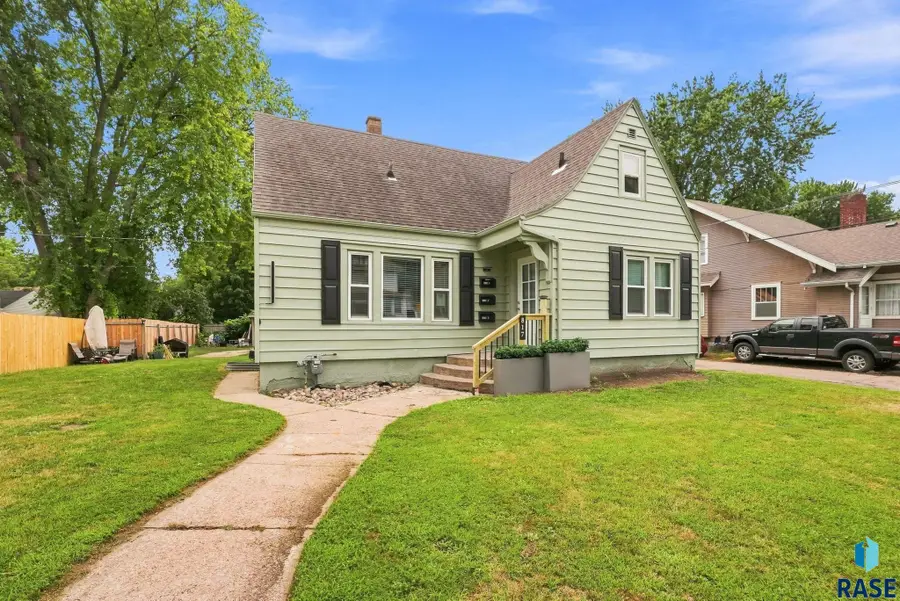 817 W 15th St, Sioux Falls, SD 57104 - #2