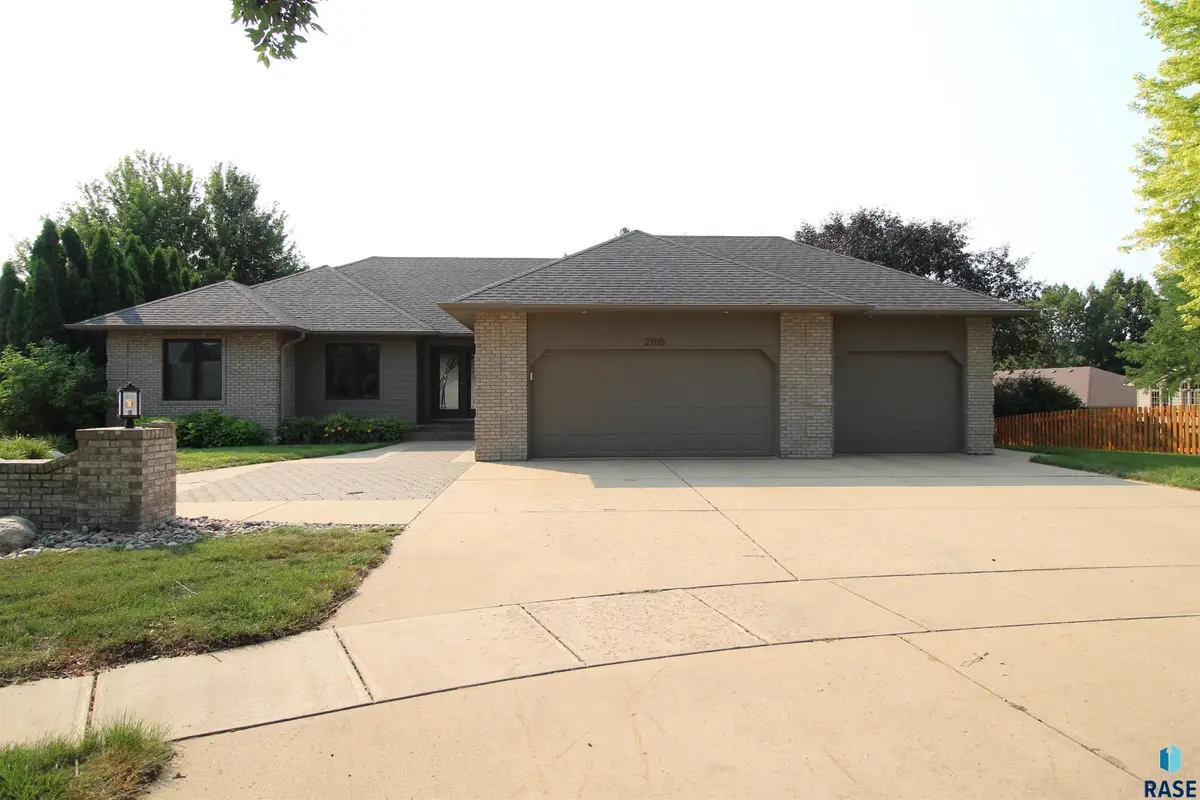 2705 E Thomas Cir, Sioux Falls, SD 57103 - #1
