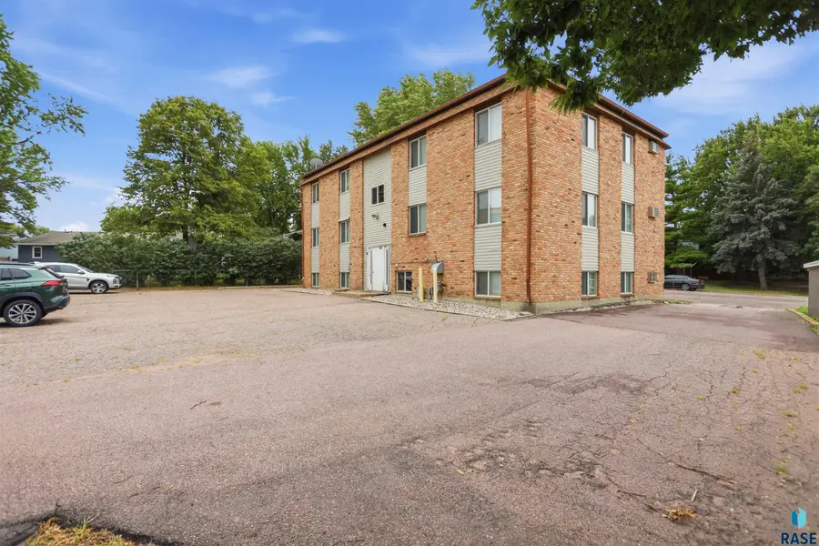 412 S Thompson Ave, Sioux Falls, SD 57103 - #2