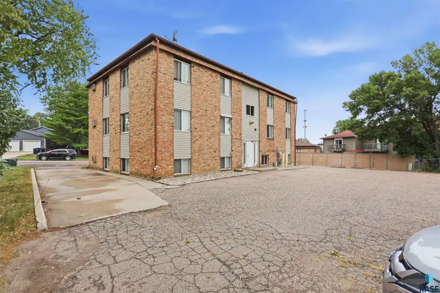 412 S Thompson Ave, Sioux Falls, SD 57103 - #3
