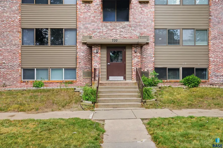 700 W 6th St, Sioux Falls, SD 57104 - #2