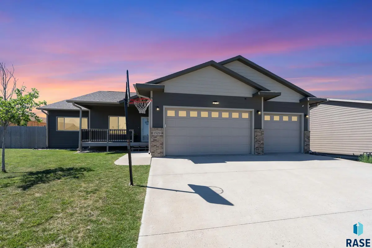 1529 E Gold Dust St, Sioux Falls, SD 57104 - #1