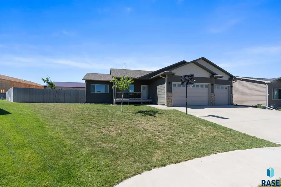 1529 E Gold Dust St, Sioux Falls, SD 57104 - #2