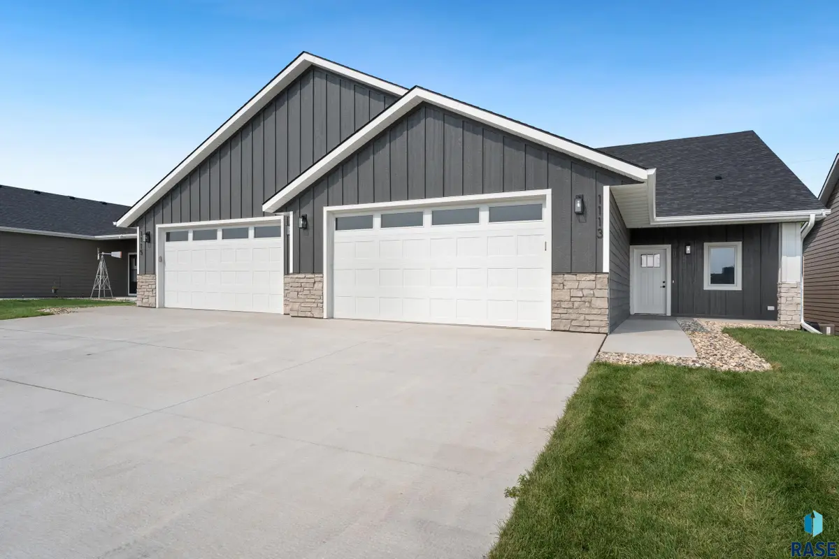 1113 S Foss Ave, Sioux Falls, SD 57110 - #1