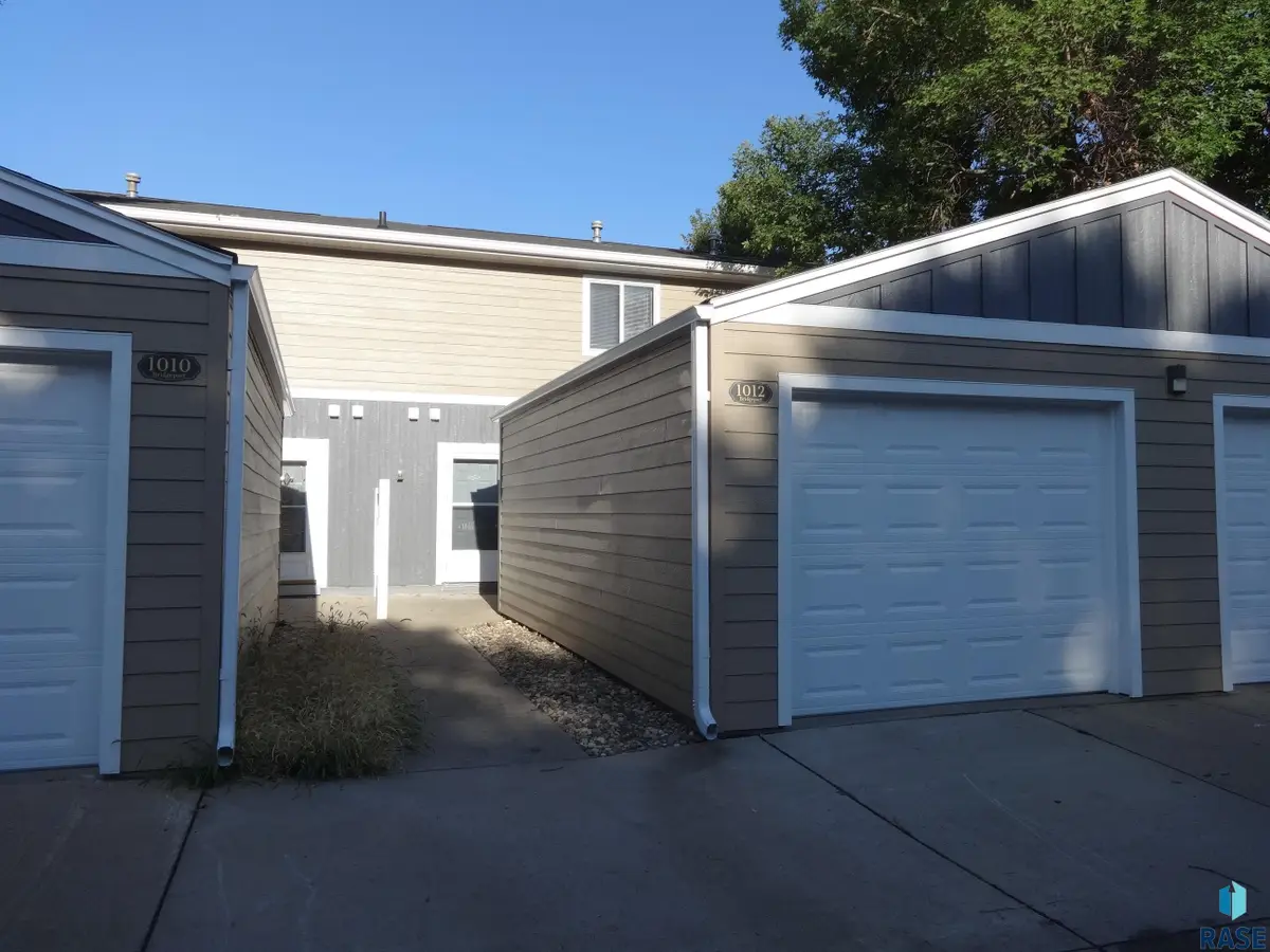 1012 S Bridgeport Pl, Sioux Falls, SD 57106 - #1